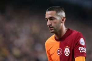 Hakim Ziyech jugando para Galatasaray siendo sustituido en un encuentro