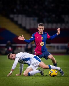 Marc Casadó, jugador del FC Barcelona luchando por un balón dividido