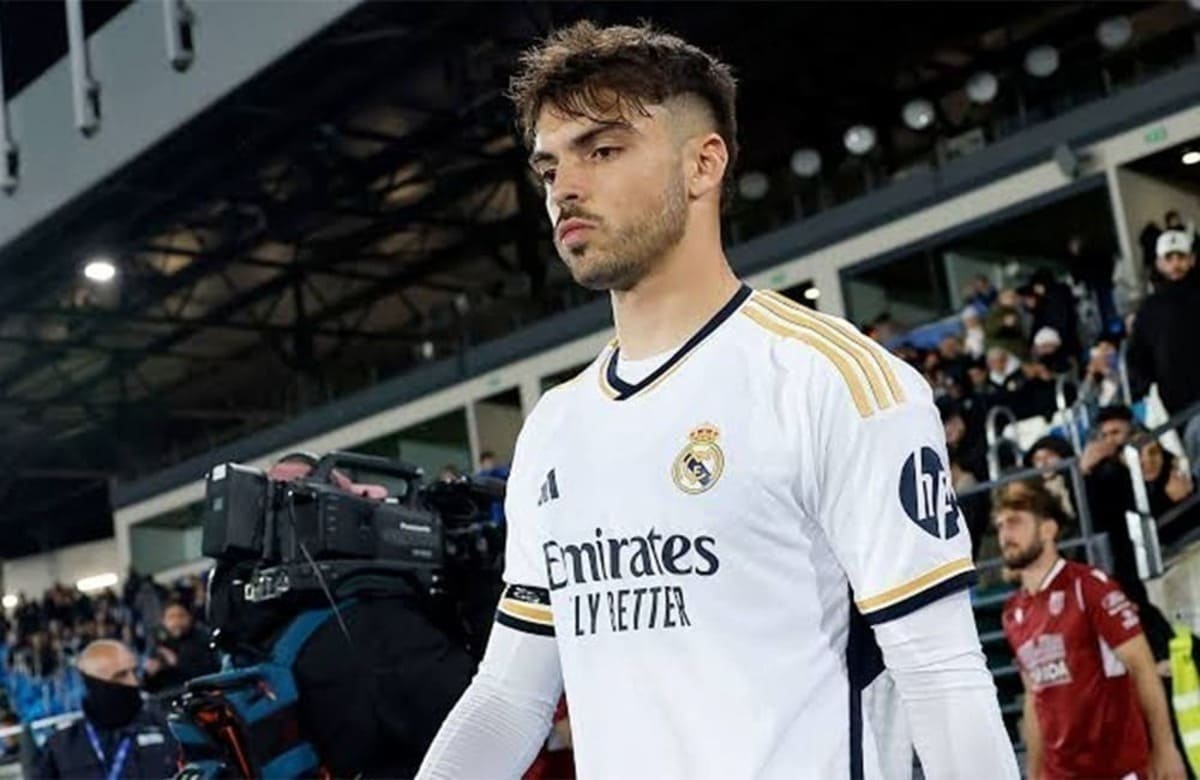 Asencio vistiendo la camiseta del Real Madrid