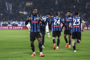 Ademola Lookman y sus compañeros celebrando el gol del Atalanta.