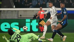 El Atalanta y el Real Madrid disputando un partido de Champions