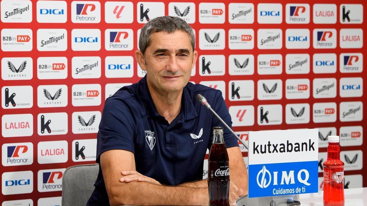 Ernesto Valverde atendiendo a los medios en rueda de prensa