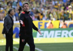 Heinze dirigiendo un partido de Vélez