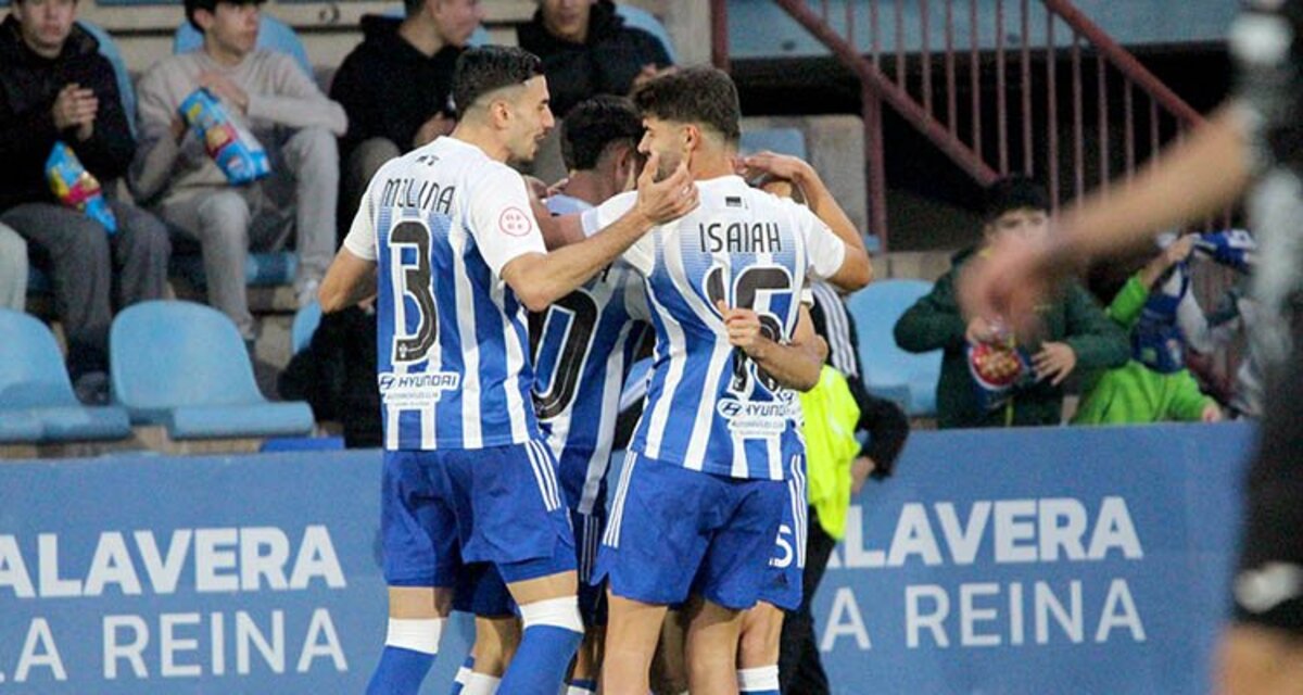 El CF Talavera celebra un gol