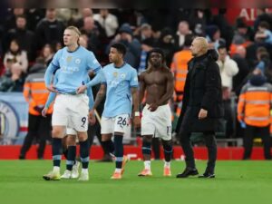 Jugadores del Manchester city luego de la derrota frente a Liverpool