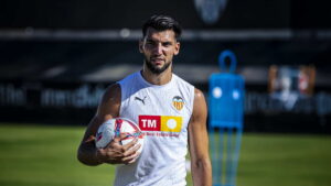 Rafa Mir entrenando en el Valencia CF