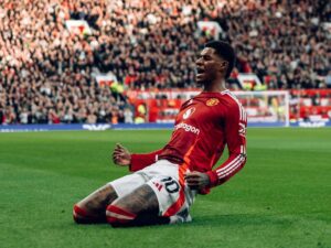 Marcus Rashford festejando un gol en Old Trafford.