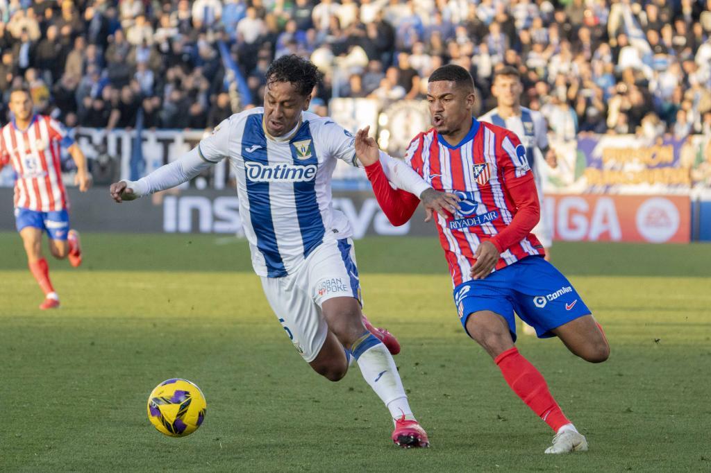 Renato Tapia controlando la pelota y perseguido por Lino.Leganes-Atlético de Madrid (1-0)Fuente: diario Marca