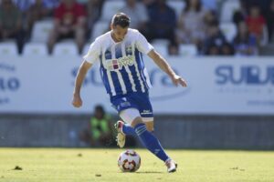 Rubén Solano conduce un balón.