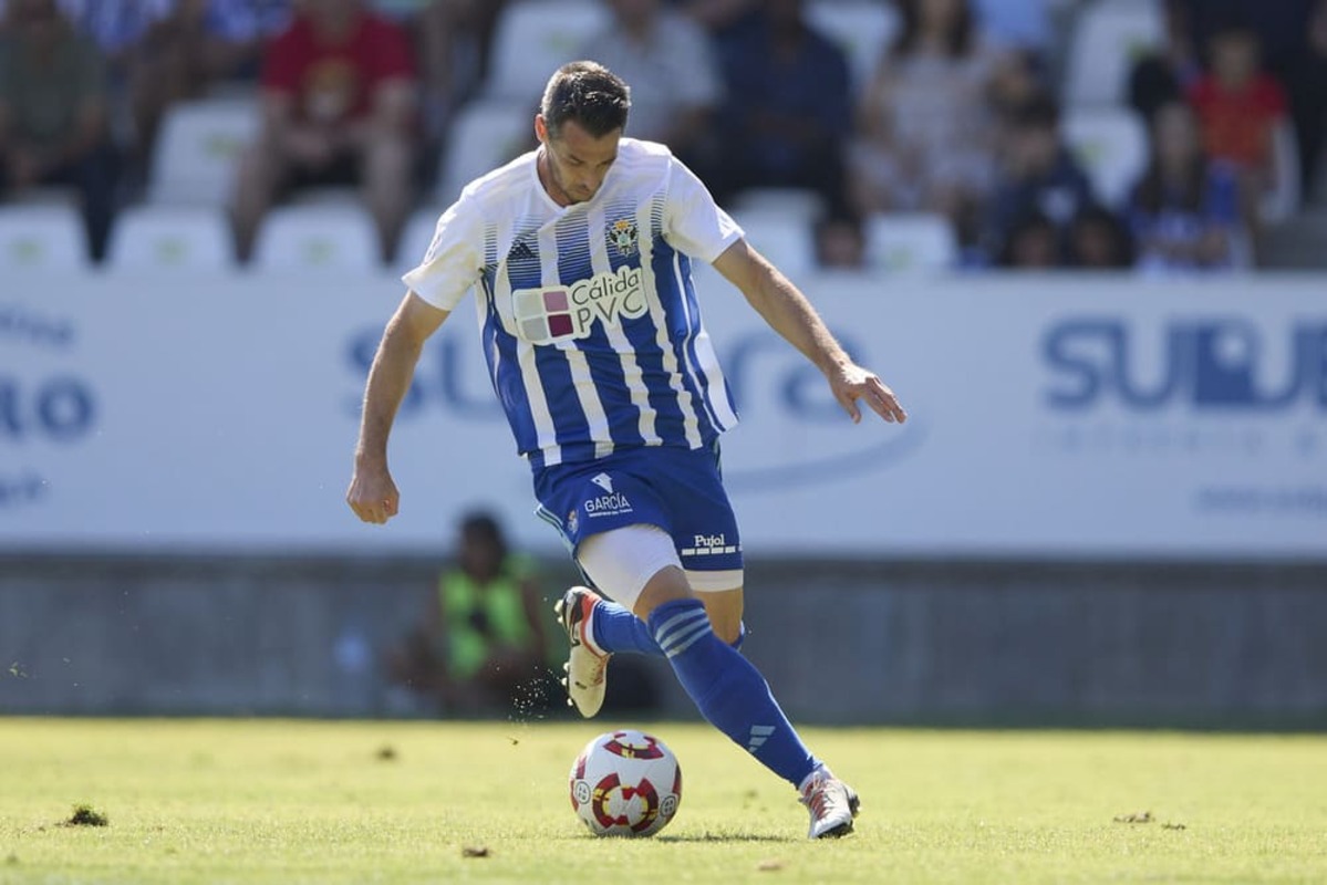 Rubén Solano conduce un balón.