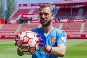 Pau López en su presentación con el Girona