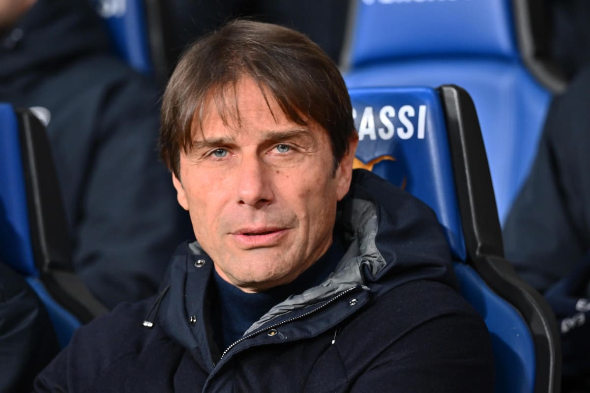 Antonio Conte en el banco de suplentes, en la victoria 3-2 del Napoli frente Atalanta, por la Serie A.