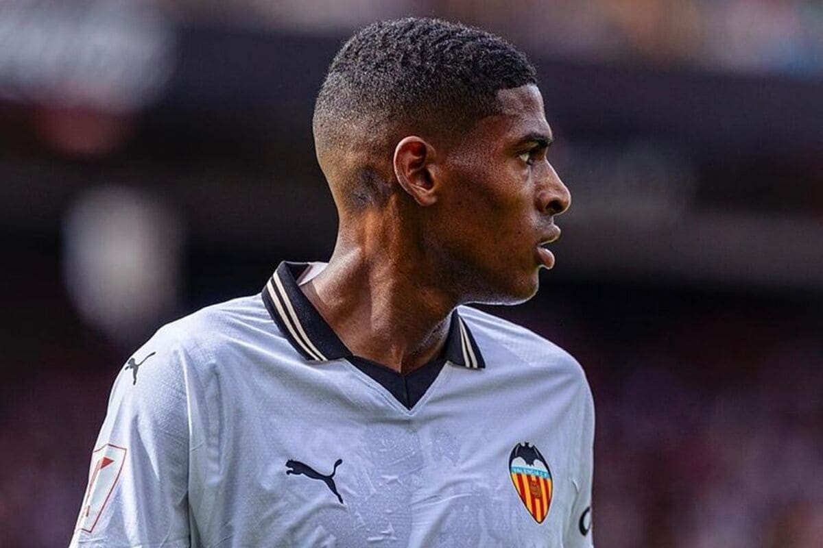 Christian Mosquera jugando con el Valencia CF