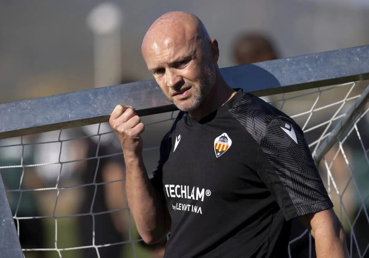 El CD Castellón destituye a Dick Schreuder y apuesta por Johan Plat como nuevo entrenador