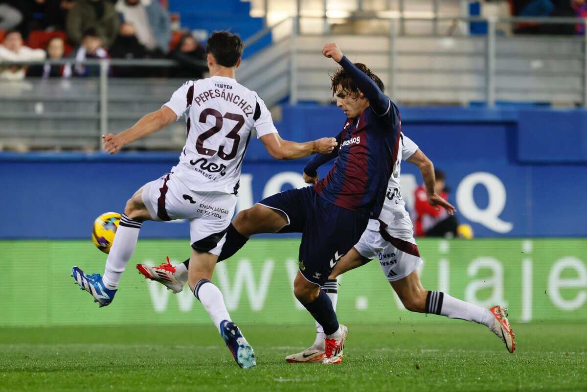 Imagen de dos jugadores disputando un balón durante el Eibar-Albacete