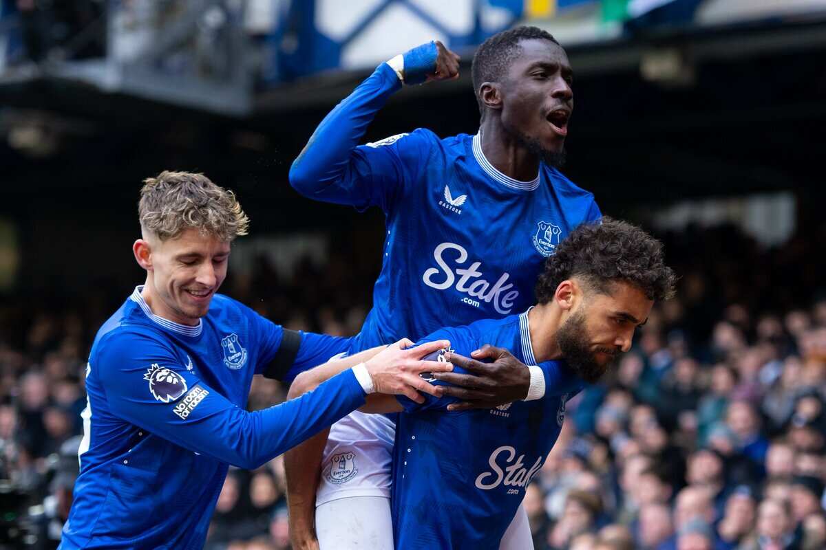 Tres jugadores del Everton en la celebración de un gol contra el Tottenham