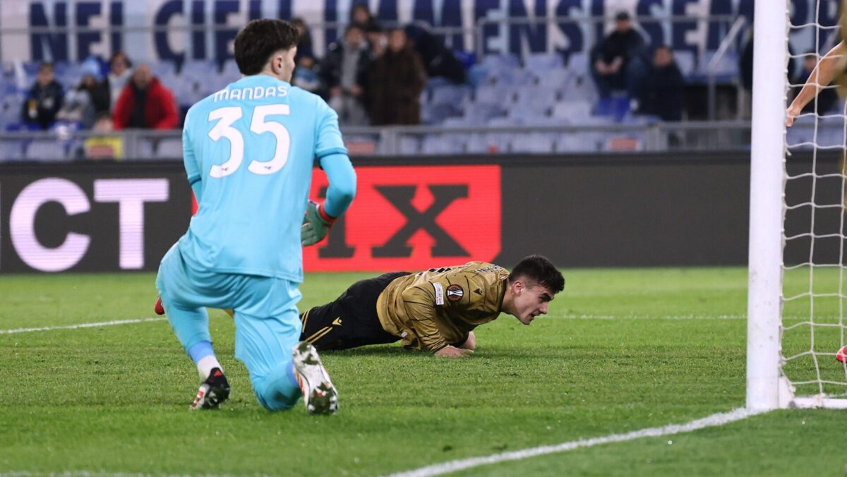 Barrenetxea marcando un gol a la Lazio