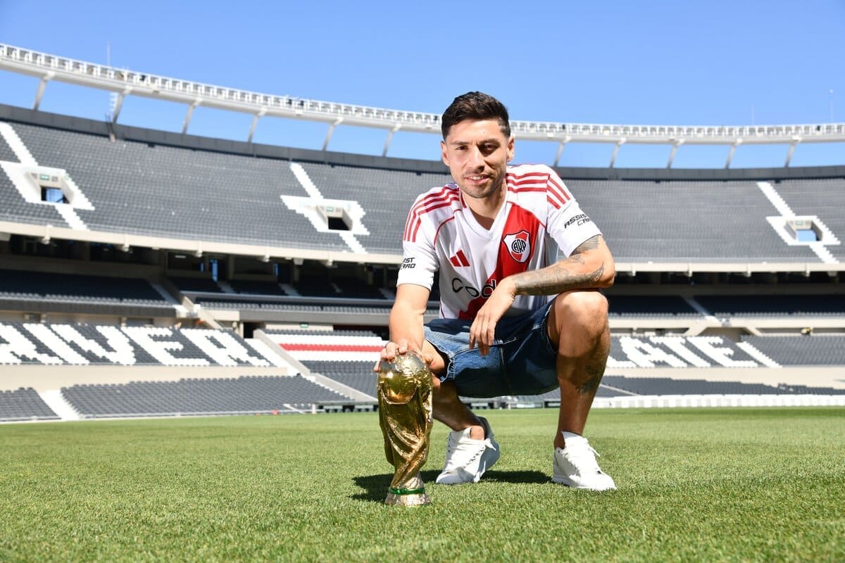 Gonzalo Montiel posando con la Copa del Mundo y la camiseta de River Plate