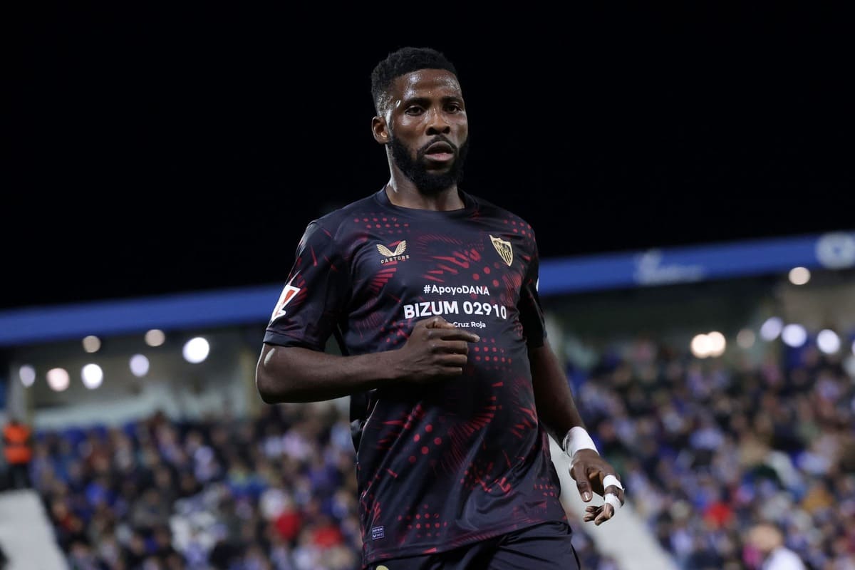 Kelechi Iheanacho vestido con la elástica del Sevilla