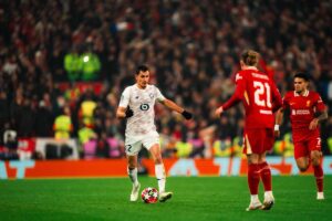 Fotografia en la que se ve a un jugador del Lille con el balón y a otro del Liverpool defendiendo