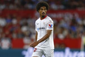 El central francés del Sevilla FC, Loic Badé muy cerca del Aston Villa