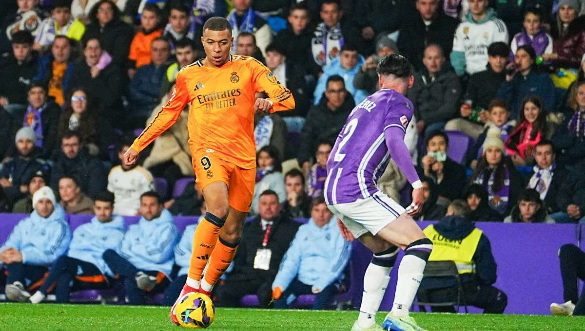 Mbappé con el balón