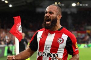 Bryan Mbeumo celebrando un gol con el Brentford