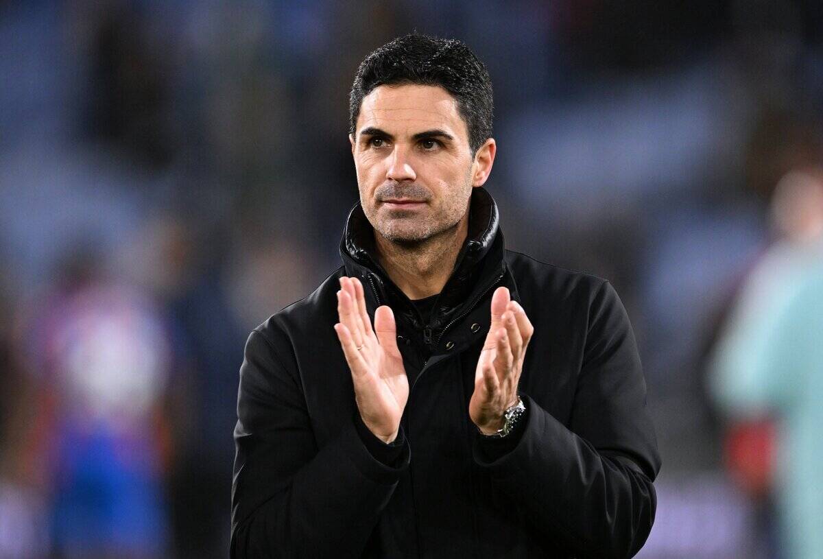 Mikel Arteta aplaudiendo al Arsenal al final de un partido