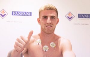 Imagen de Valentini pasando el reconocimiento médico con Fiorentina