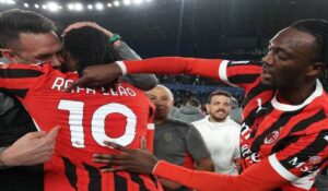 Rafael Leao y Abraham celebrando la Supercopa de Italia