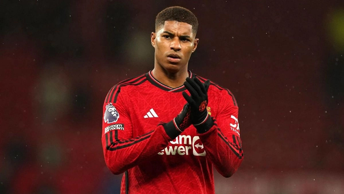 Marcus Rashford aplaude a su afición