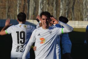 Un jugador del Andorra celebrando un gol