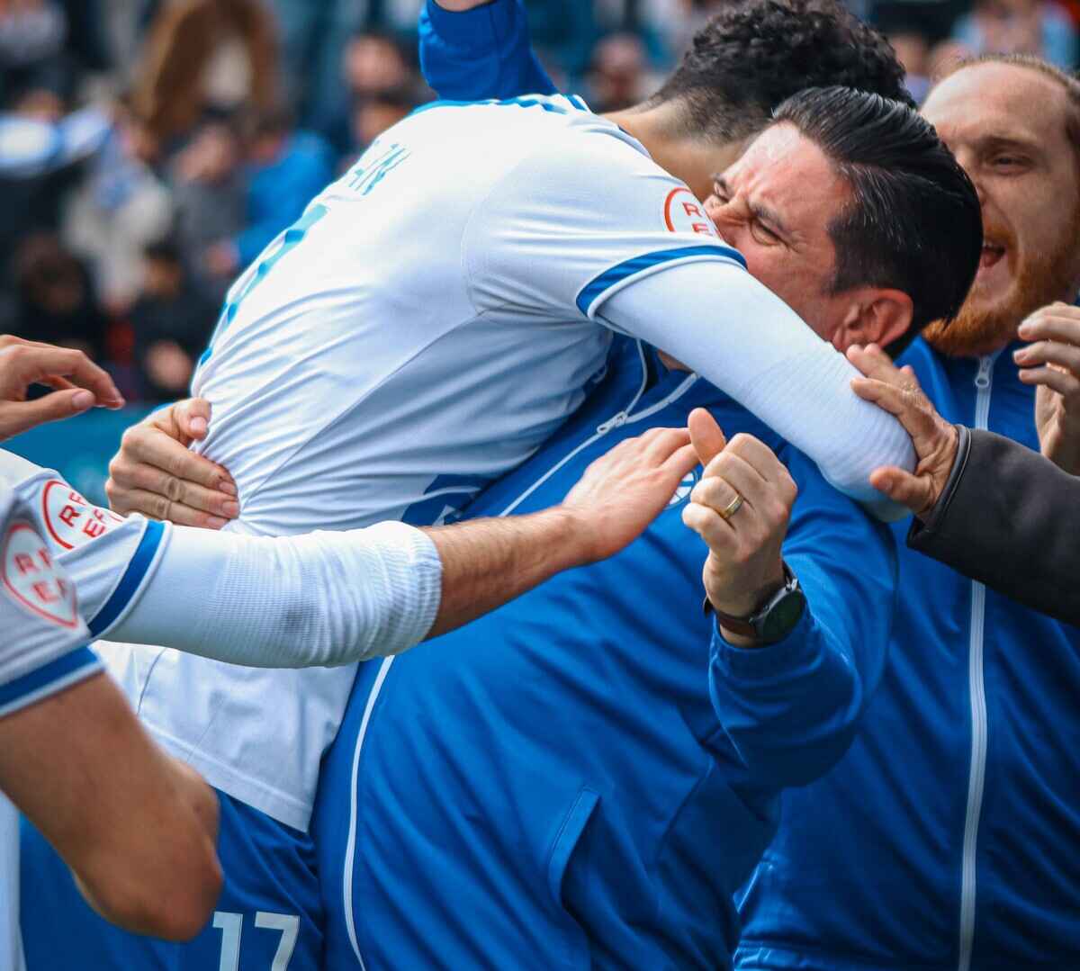 Adnane y un miembro del cuerpo técnico del CE Europa en el partido ante el Espanyol B