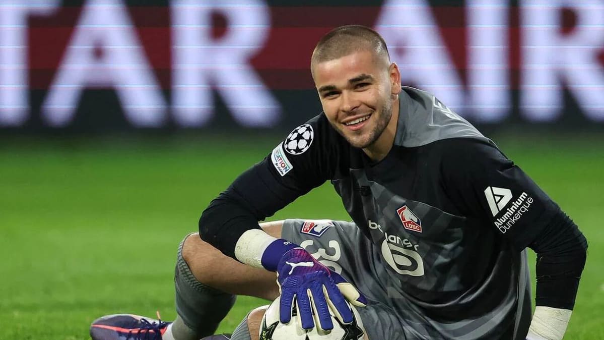 Lucas Chevalier en un partido de Champions League