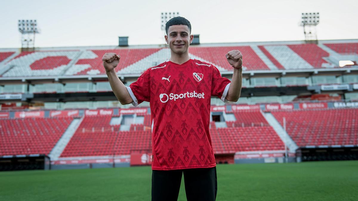 Lucas "Pocho" Román con la camiseta de CA Independiente