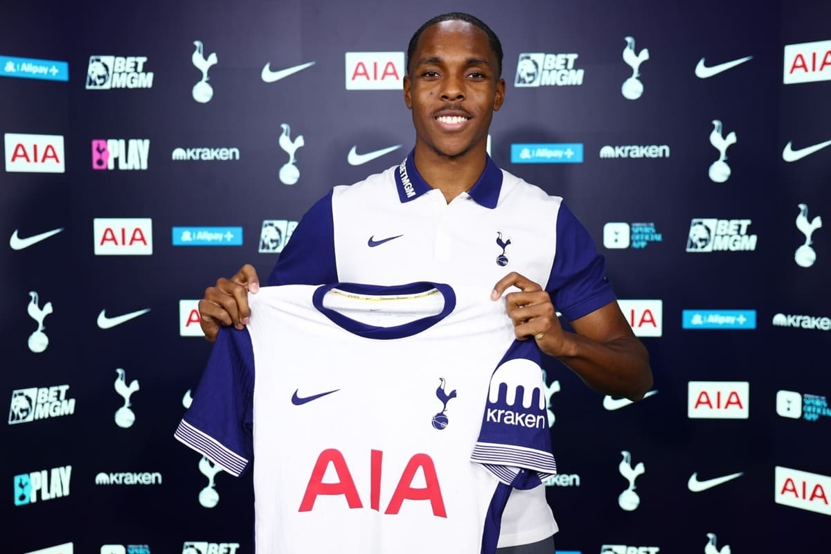 Mathys Tel presentado por Tottenham Hotspur