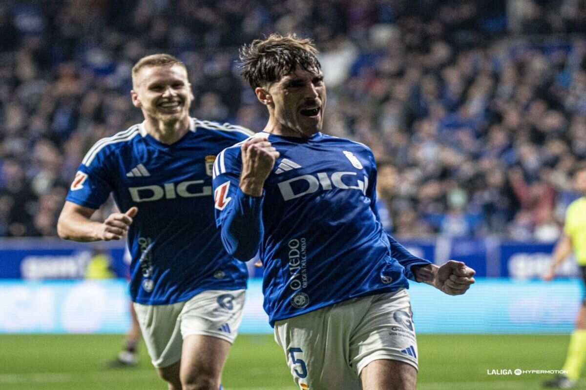 Nacho Vidal celebrando su gol en el Real Oviedo-Albacete Balompié