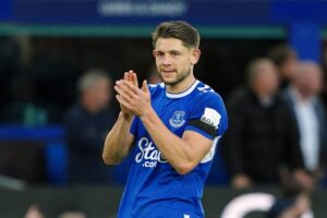 James Tarkowski salva al Everton