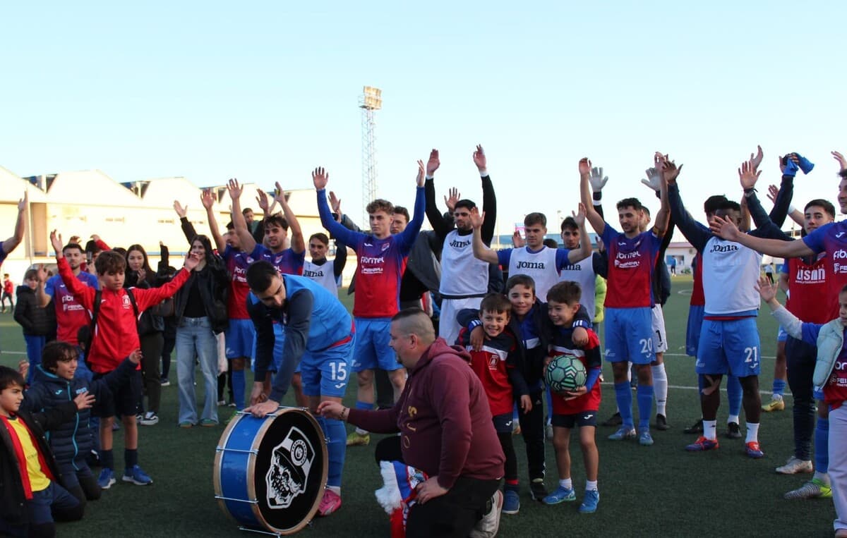 Aficionados del Villacañas junto a sus jugadores | @cd_villacanas