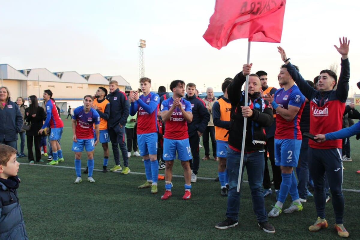 Los jugadores del CD Villacañas celebrando ante su afición | @cd_villacanas