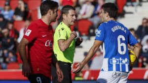 Un jugador del Alavés protesta