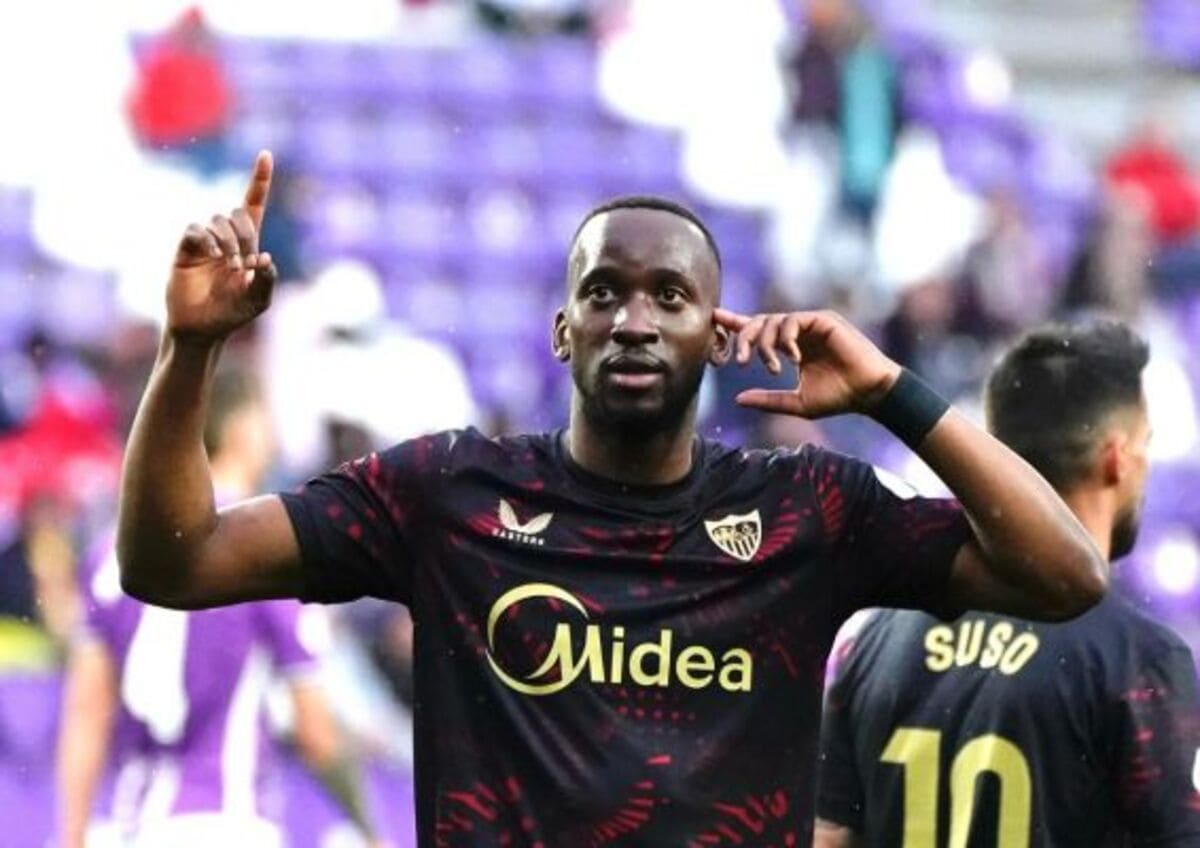 Lukébakio celebrando su gol