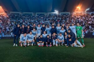 Plantilla del Celta despidiendo ayer la grada de Gol