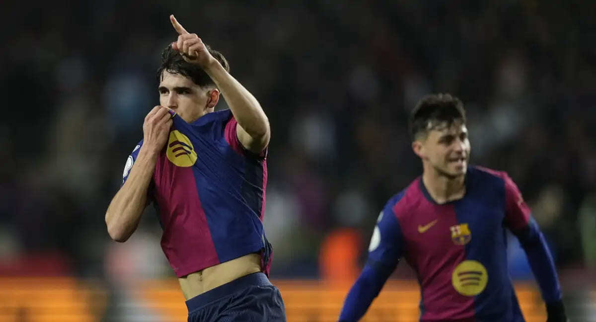 Pau Cubarsí en la celebración del gol en el partido entre Barcelona y Atlético de Madrid