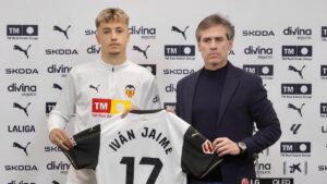 Ivan Jaime posando con la camiseta del Valencia CF