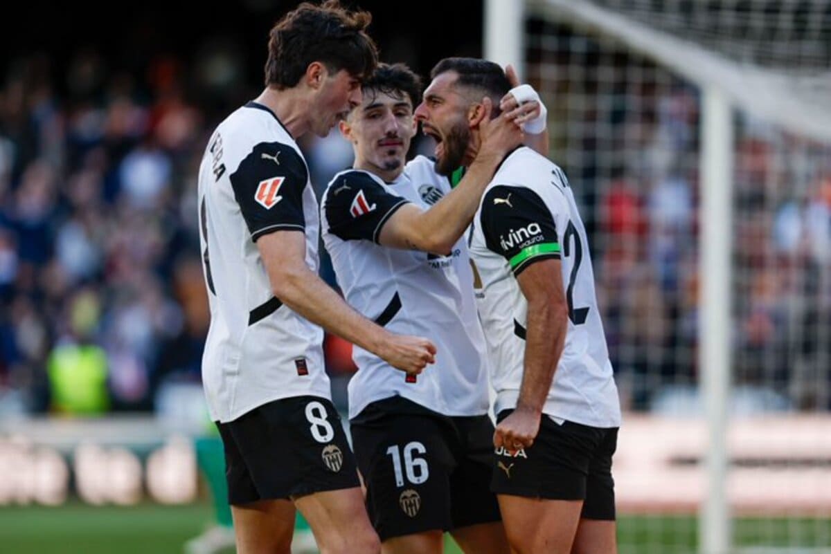 El Valencia celebrando el gol de Javi Guerra