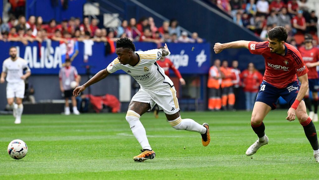 Vinicius Junior regatea a Catena en el partido del año pasado en el Sadar.