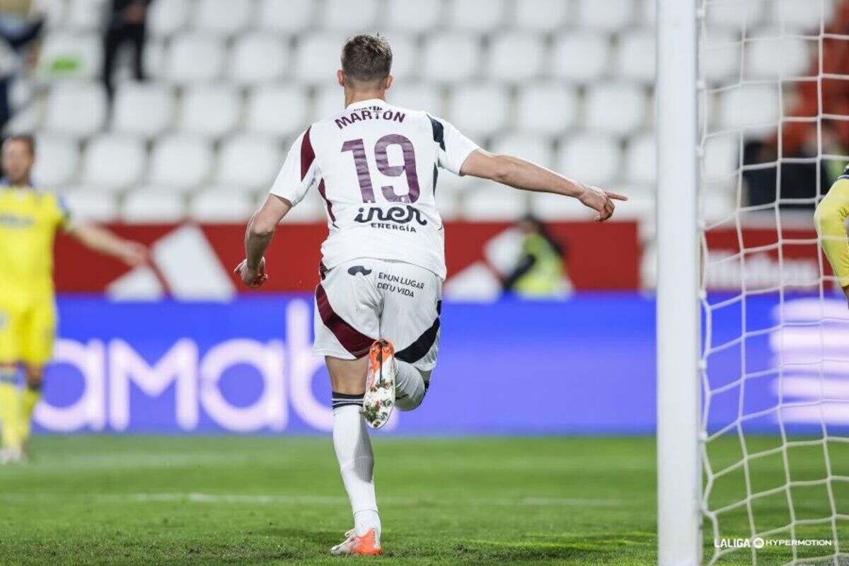 Martón celebrando su gol en el Albacete-Cádiz