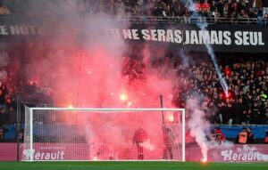 Los ultras la lian y suspenden un partido en Francia