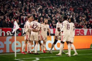 Jugadores del Bayern Múnich celebrando el gol de Kane | @FCBayern